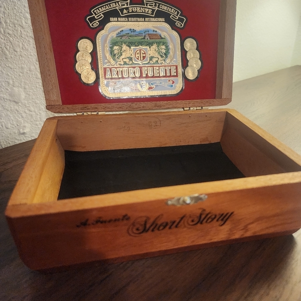 🪵 Arturo Fuente “Short Story” Wooden Cigar Box | Handmade | Dominican Republic - Picture 3 of 4